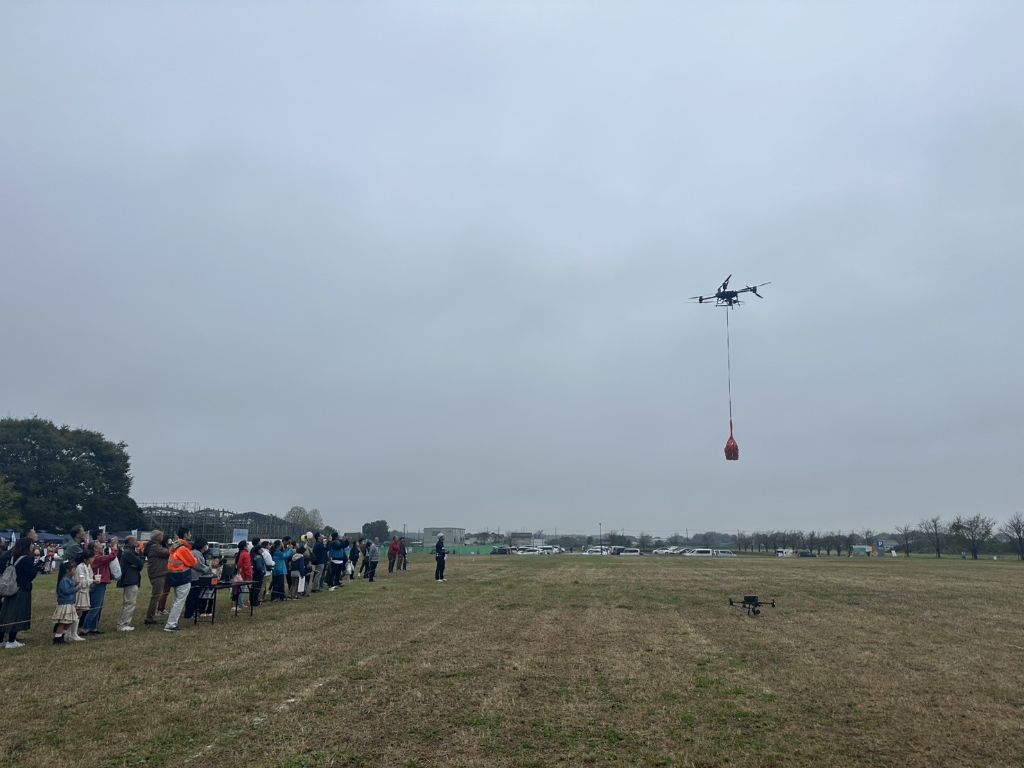 阿見町さわやかフェス FlyCart 30 ウインチ荷物搬送デモ 来場者が見守る中