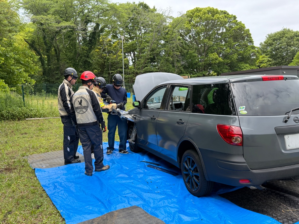JADRA隊員による車両救助訓練の実演。油圧工具で車両ドアをこじ開ける作業