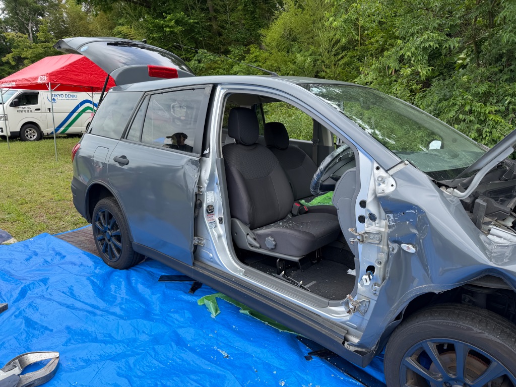 救助訓練後の車両。ドアが取り外され内部が露出した状態